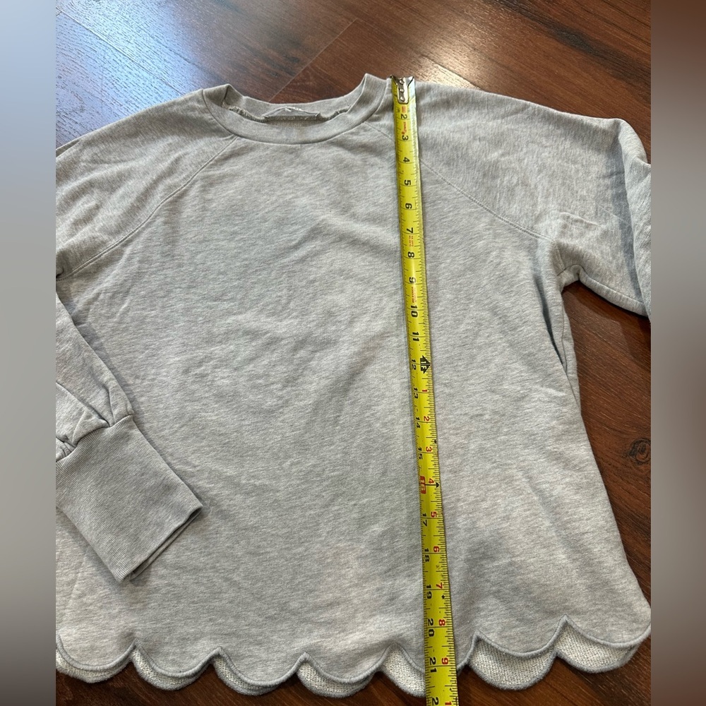 FRAME Scalloped Hem Crew Neck
Sweatshirt Sz SP Bishop Sleeve Cotton
Gray - Picture 6 of 10